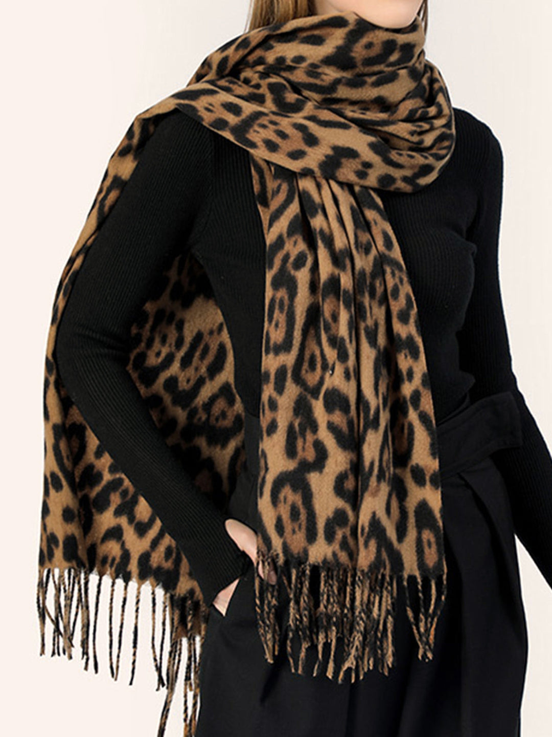 Sciarpa calda con nappe stampate leopardo